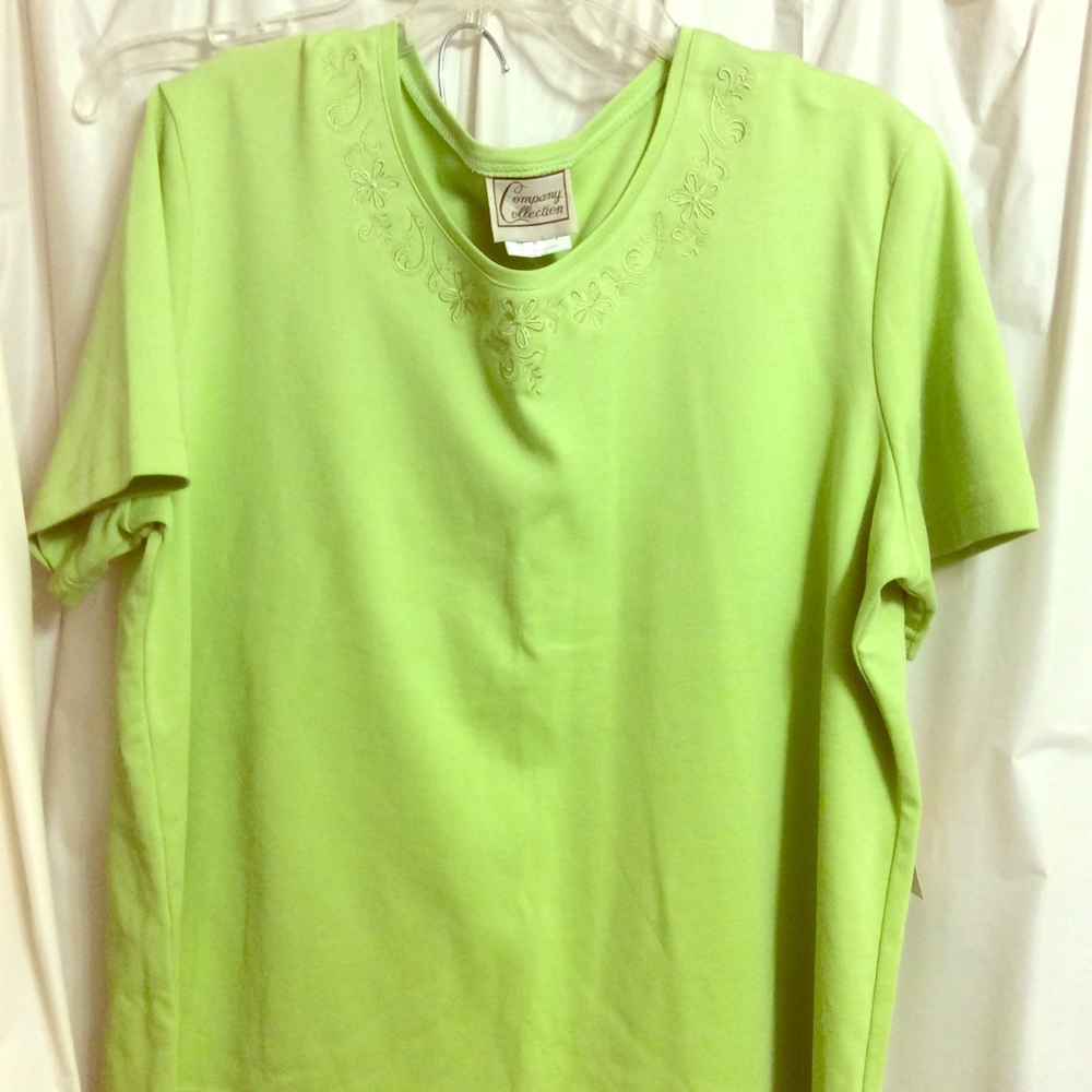 Short sleeve bright green top. Cotton/poly